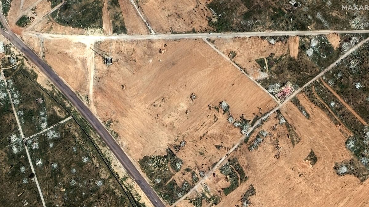 Izrael rozpůlil Gazu silnicí, ukazují satelitní snímky